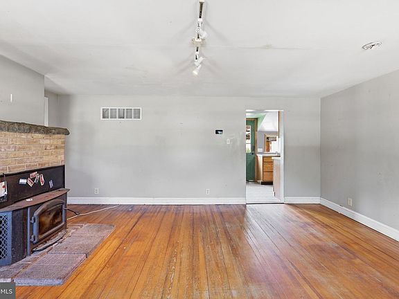 4th image of 1639 Main St