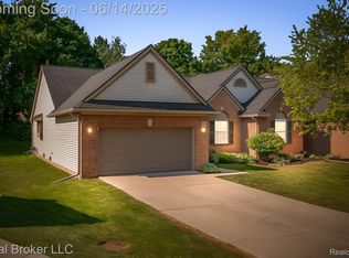 552 Snowfall Ct, Howell, MI 48843