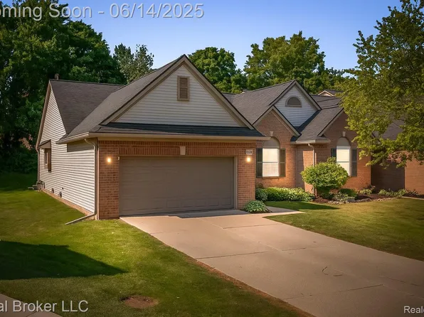 552 Snowfall Ct, Howell, MI 48843