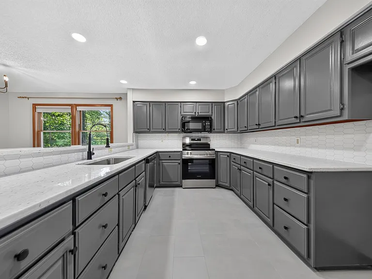 3 Joanie Ln — Photo 1