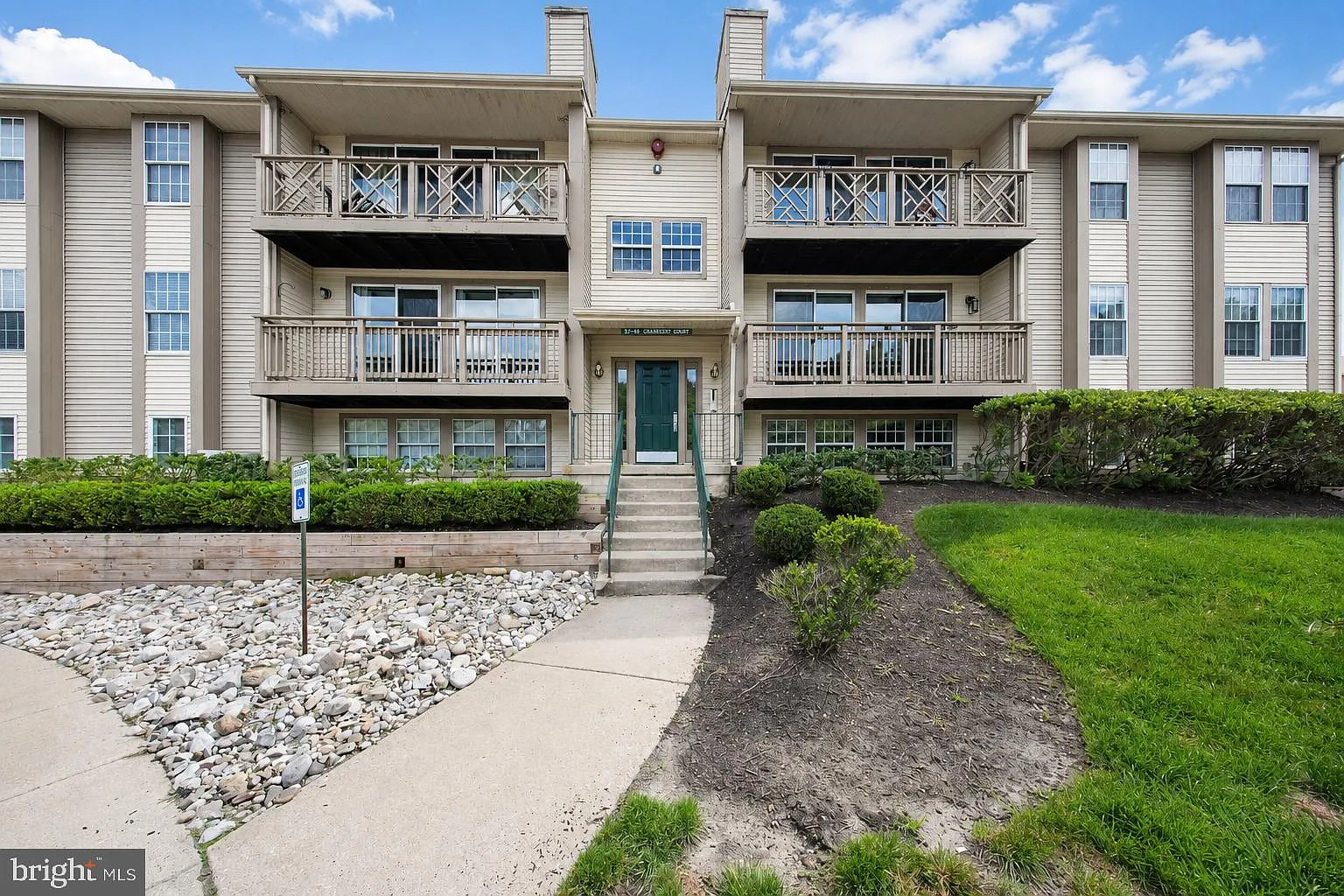 2 bed, 1.0 bath, 911 sqft, $2,100 — Photo 1