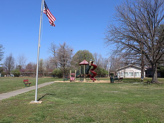 4th image of 3107 Apricot Ave