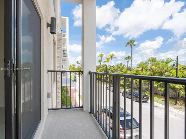 8001 NW 41st St #F-208, Doral, FL 33166