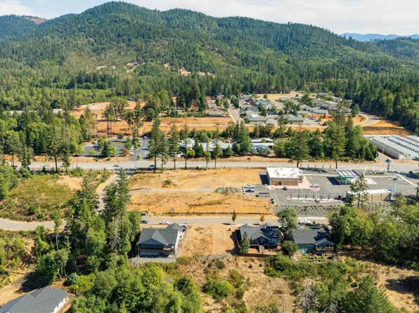 1262 Green Valley Dr, Cave Junction, OR 97523