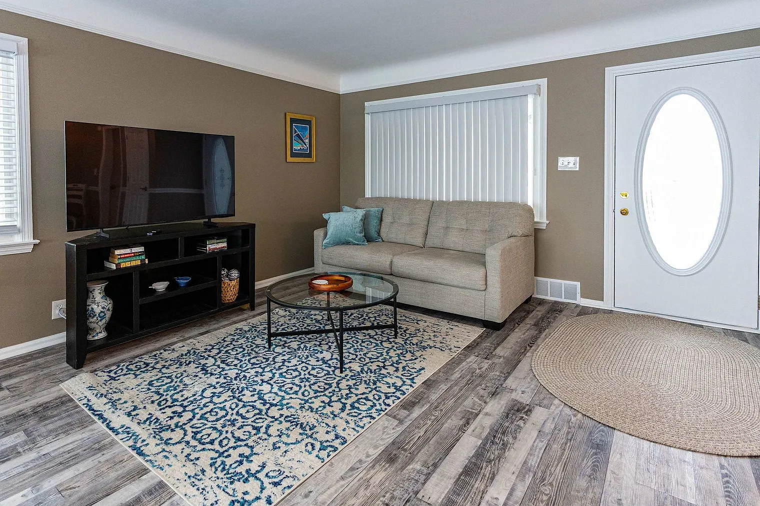 2 bed, 1.0 bath, 1323 sqft, $5,602 — Photo 1