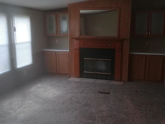 SPACIOUS LIVING ROOM W/FIREPLACE