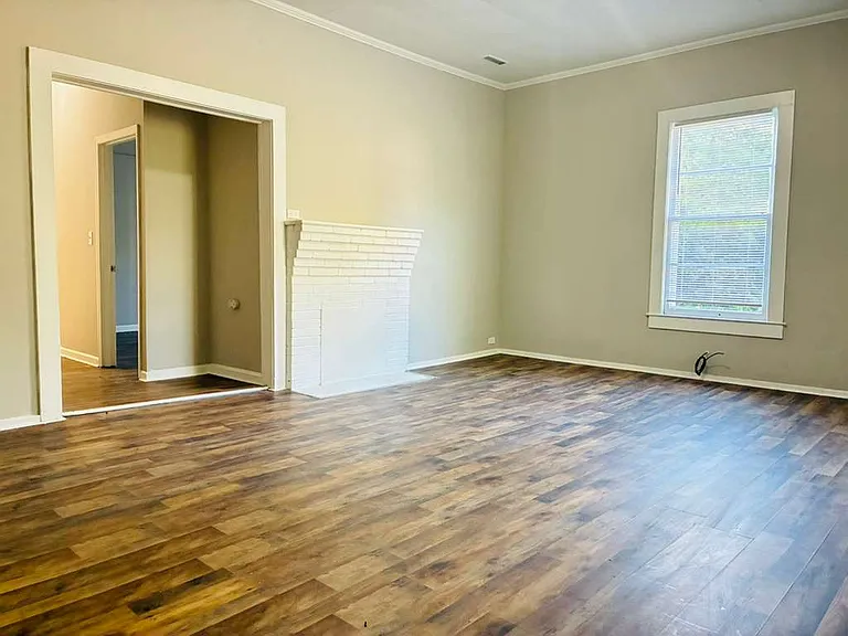 321 N Poplar St — Photo 7