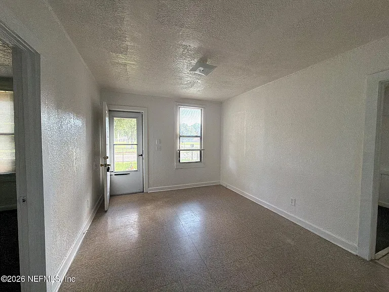 1454 Winthrop St — Photo 15
