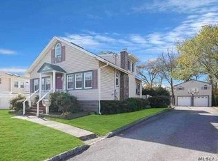 123 Lakeview Ave, West Islip, NY 11795