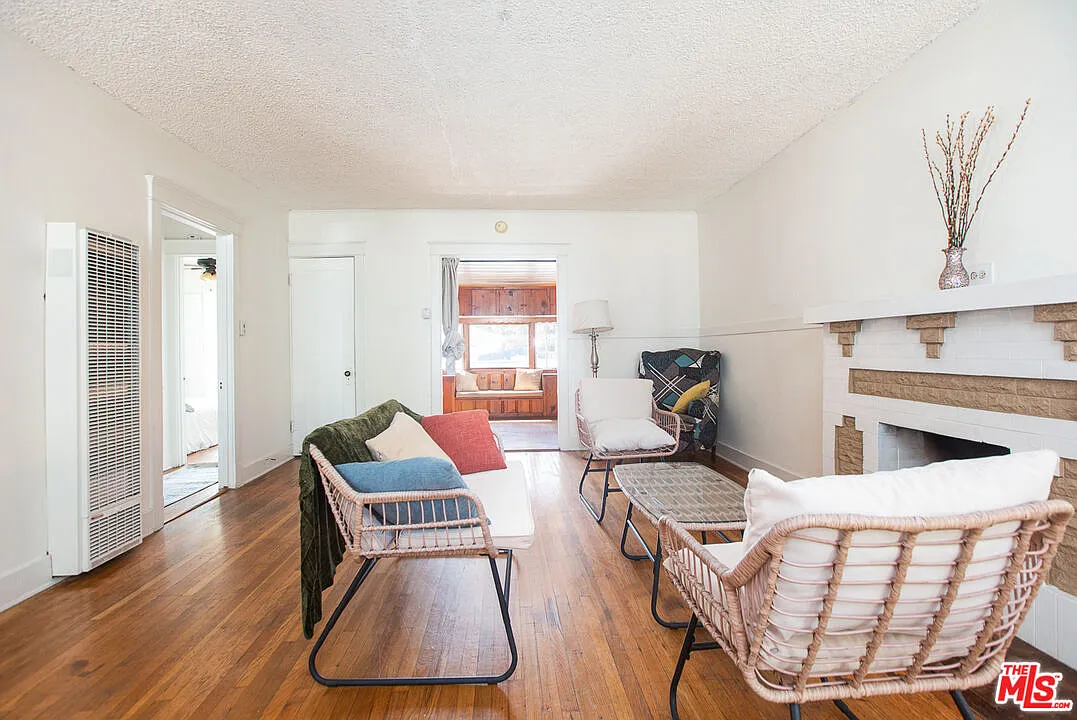 2 bed, 1.5 bath, 1276 sqft, $3,800 — Photo 2