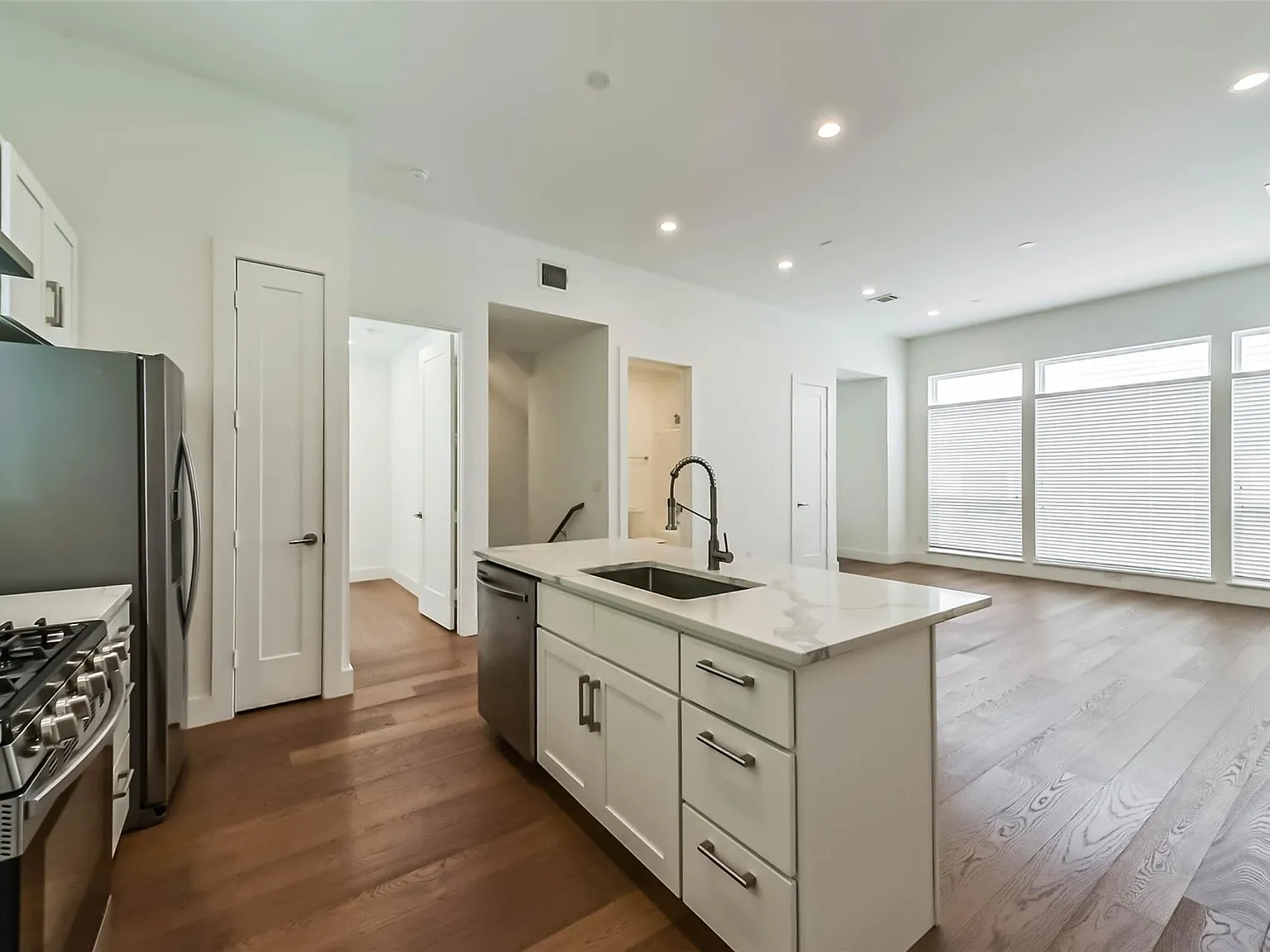 3 bed, 3.0 bath, 1893 sqft, $3,000 — Photo 3