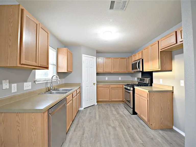 802 Rubles Ct — Photo 9