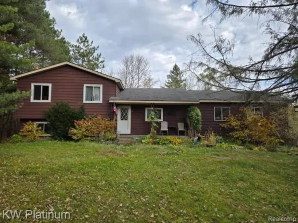 2533 S Lake Pleasant Rd, Metamora, MI 48455