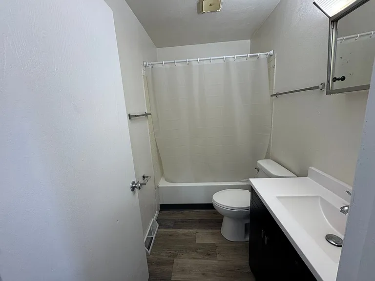 641-725 W 61st St — Photo 21