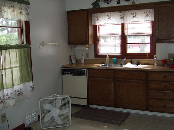 4th image of 9584 Church St