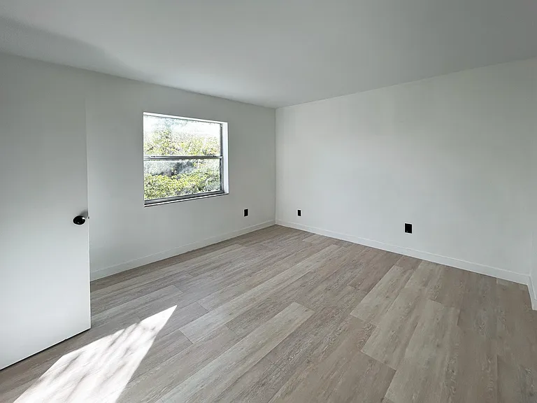 888 NE 132nd St — Photo 14