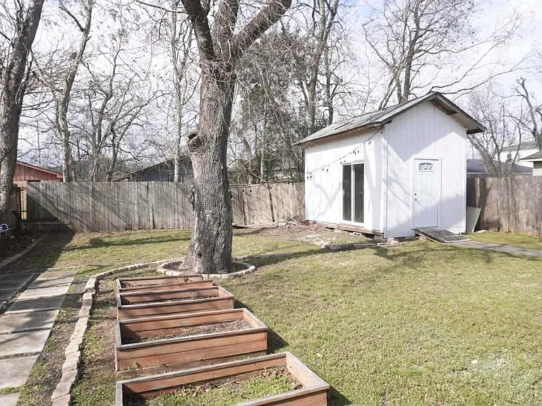 7916 Comal St — Photo 2