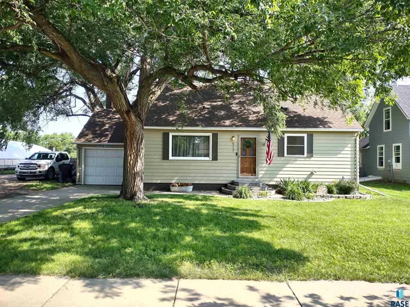 517 E 3rd St, Miller, SD 57362