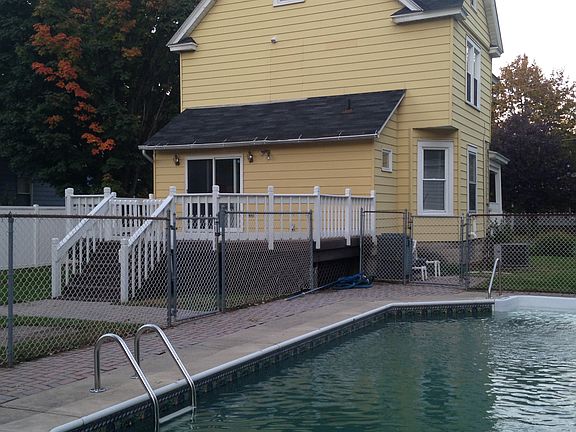 3rd image of 713 Tulip St
