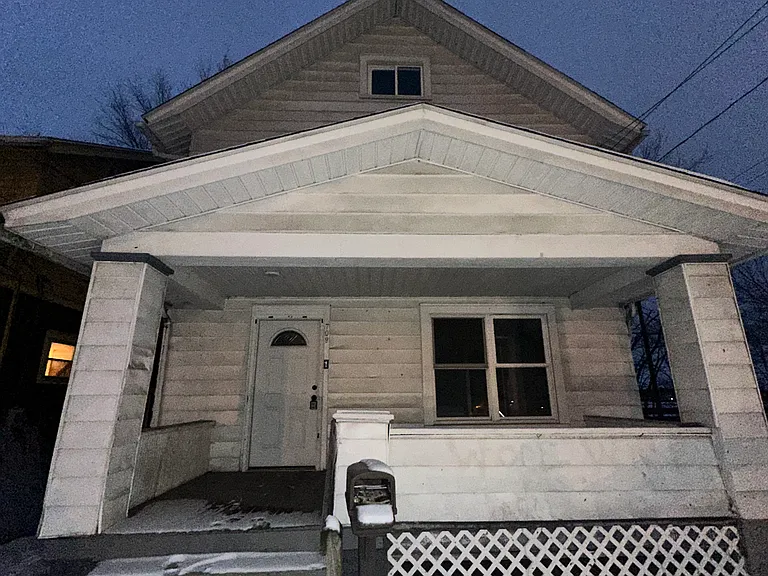 709 3rd St SE — Photo 1