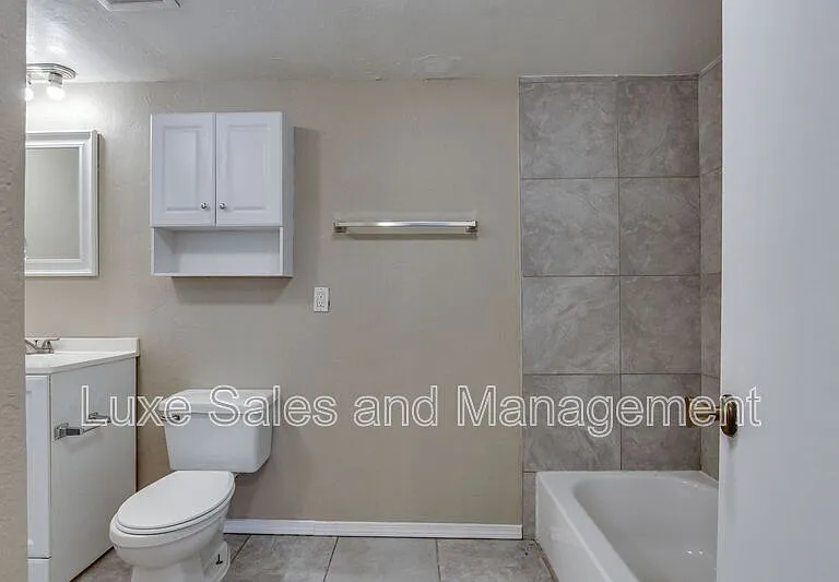 6026 Nw Expy #C — Photo 23