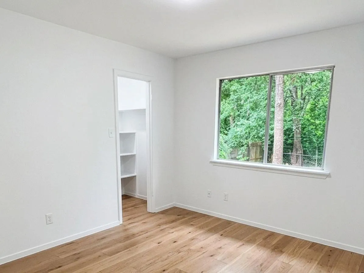 3 bed, 1.5 bath, 1024 sqft, $1,800 — Photo 2