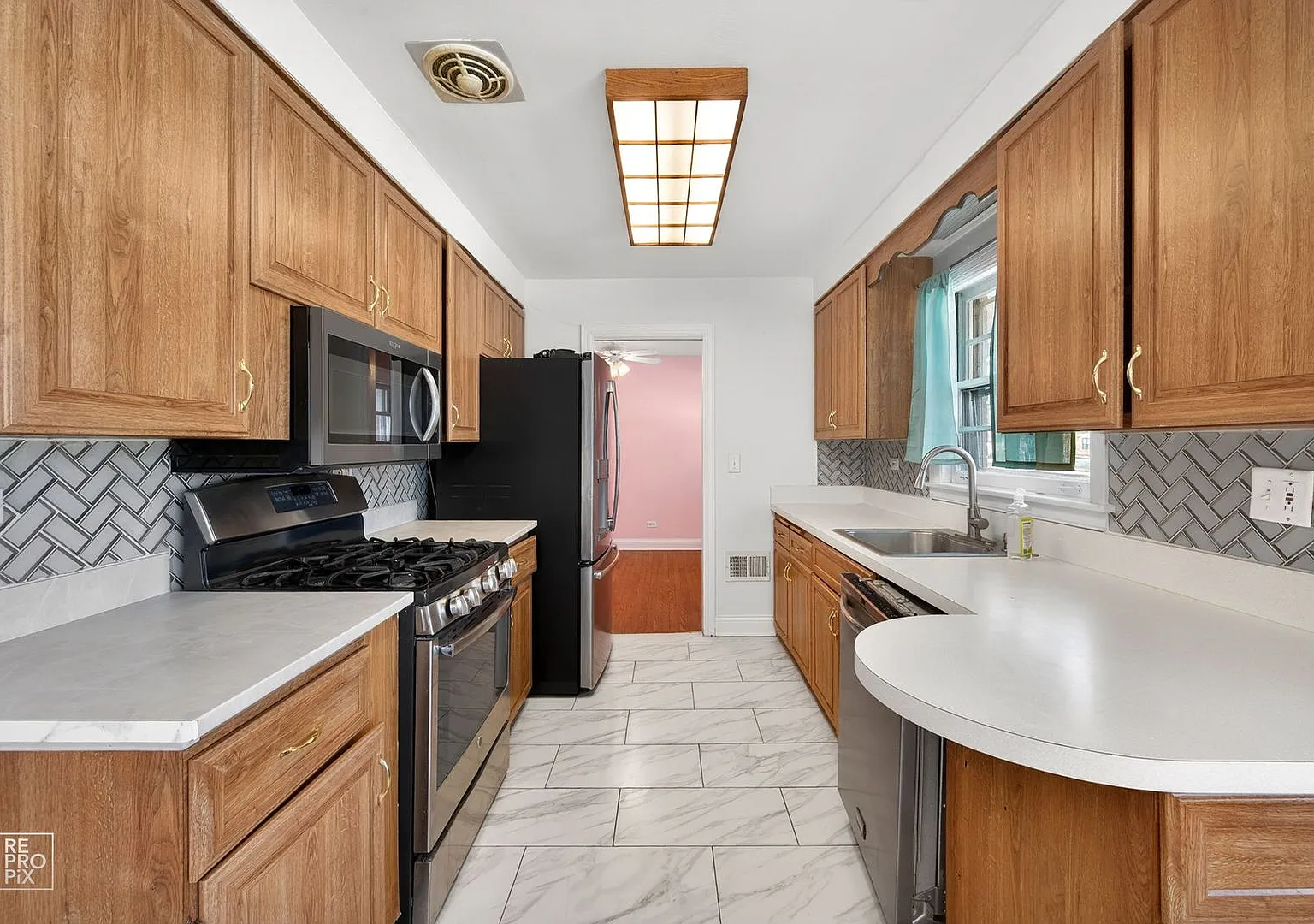 Gorgeous 3 Bedroom Home in Mount Prospect! — Photo 2