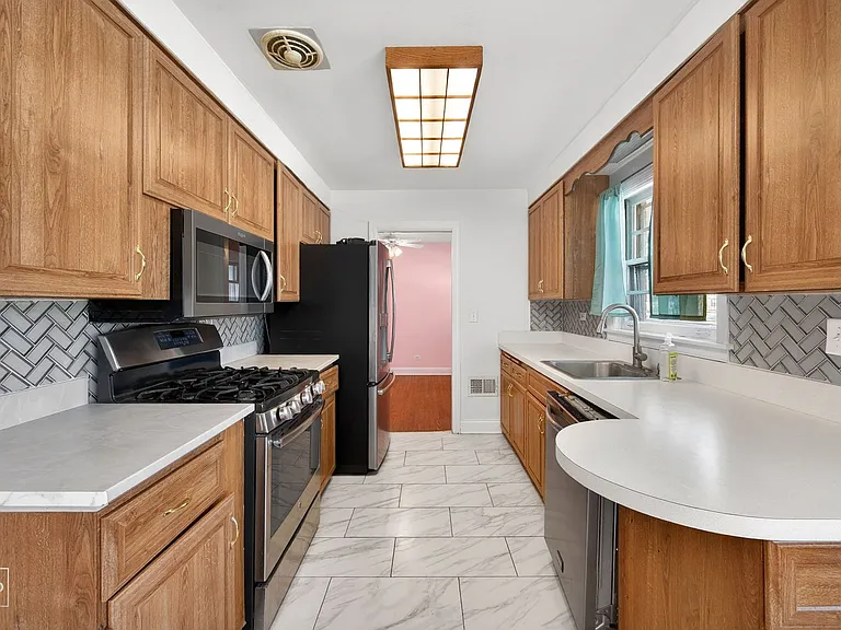 304 W Golf Rd — Photo 2