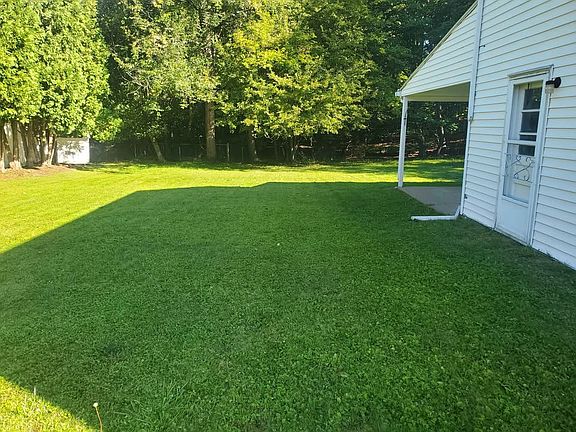 Side Yard to the side of the garage