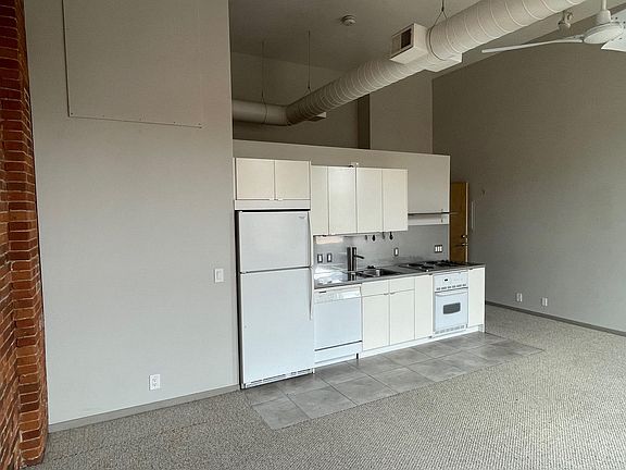 4th image of 146 S Market St #300