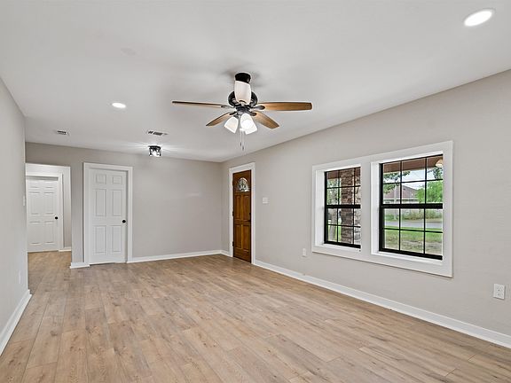 4th image of 118 West Dr