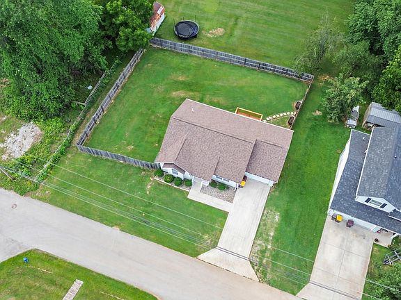 5th image of 115 Farmer St