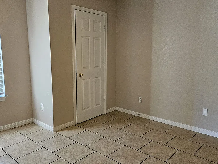 233 E Craven Ave — Photo 8