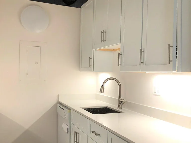 10 Thacher St #10 — Photo 4
