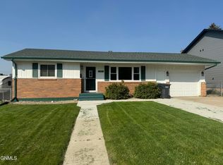 1301 Sunset Dr, Mandan, ND 58554