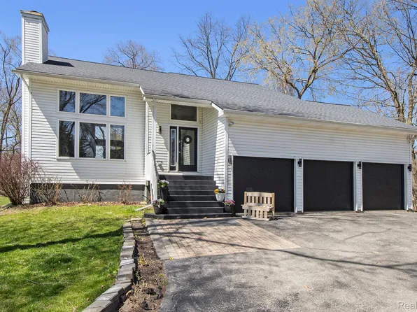 2839 Davista Dr, Highland, MI 48356