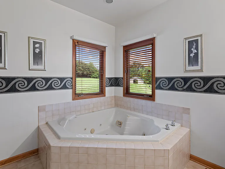 1221 Hawthorne Ln — Photo 15