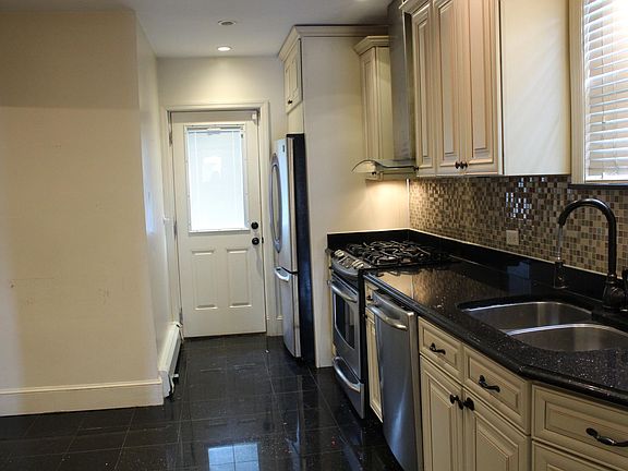4th image of 46 Notre Dame Ave