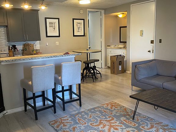 2nd image of 967 S Barrington Ave APT 6