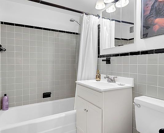4th image of 139 E 33rd St APT 15D