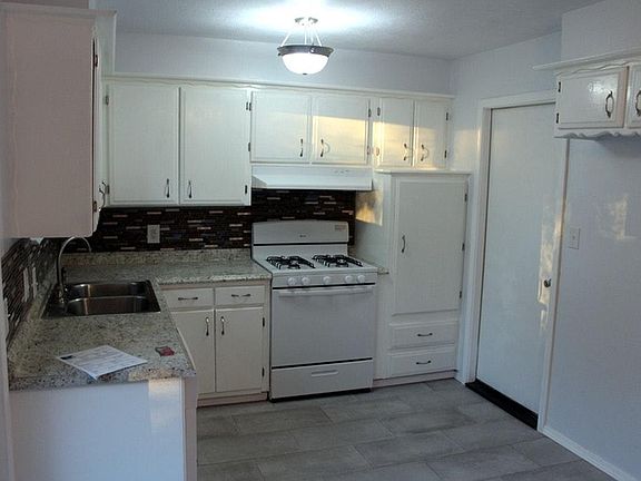 (5) 3909 Parkwood Ln - Kitchen