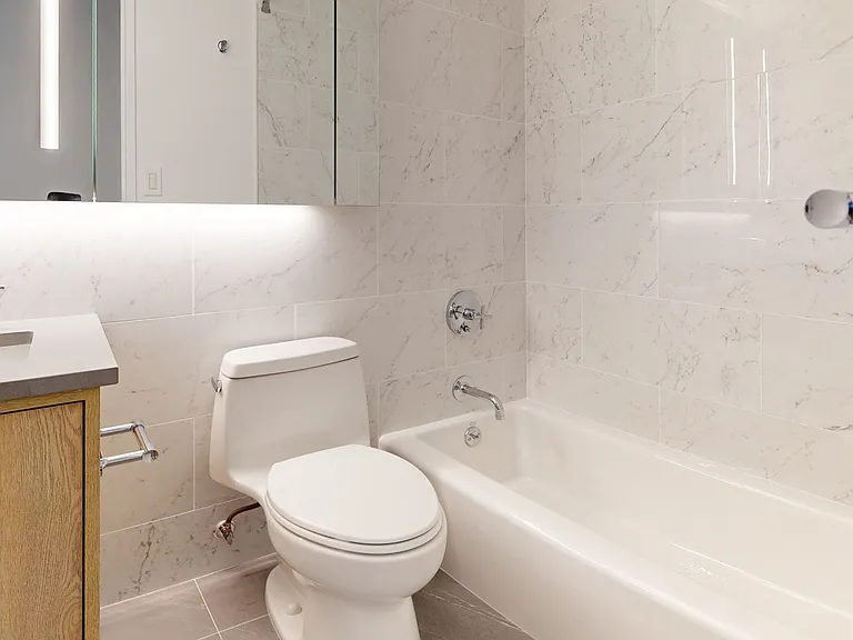 260 W 52nd St #8A — Photo 4