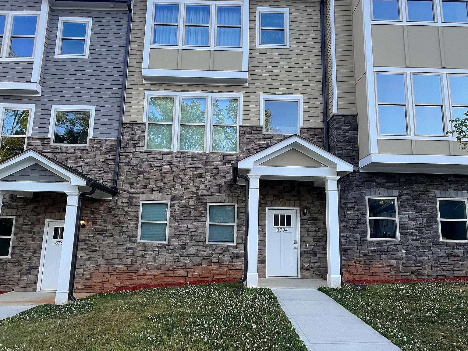 3 bed, 3.5 bath, 2000 sqft, $825 — Photo 2