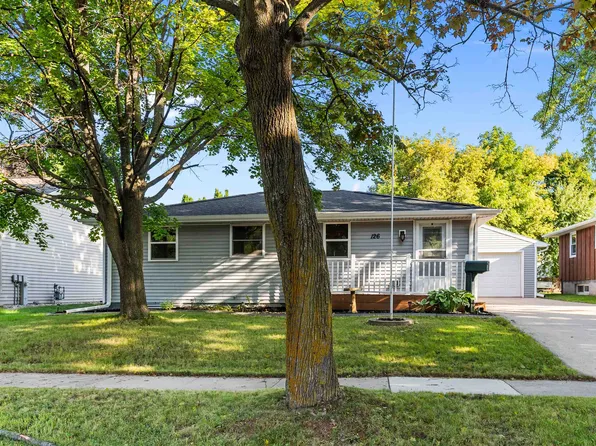 126 Mary St, Combined Locks, WI 54113