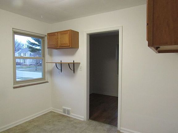 4th image of 400 E 222nd St