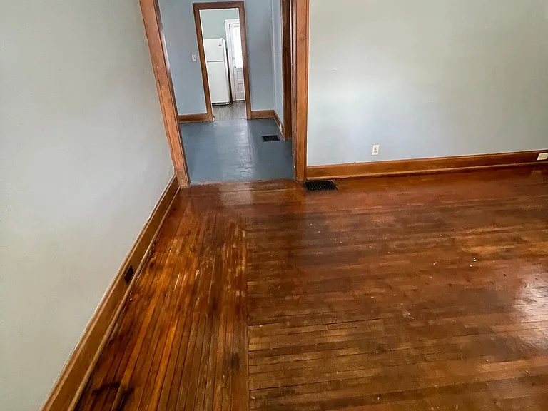 4370 Saint Lawrence Ave — Photo 12