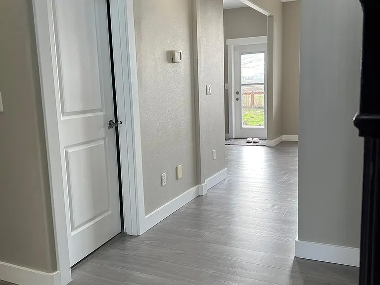2655 Glenmore St — Photo 23