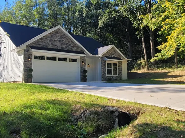 706 Berry Rd, Howard, OH 43028