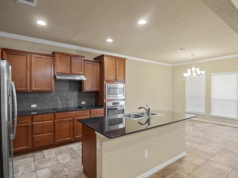 410 Stonehouse Ln — Photo 5