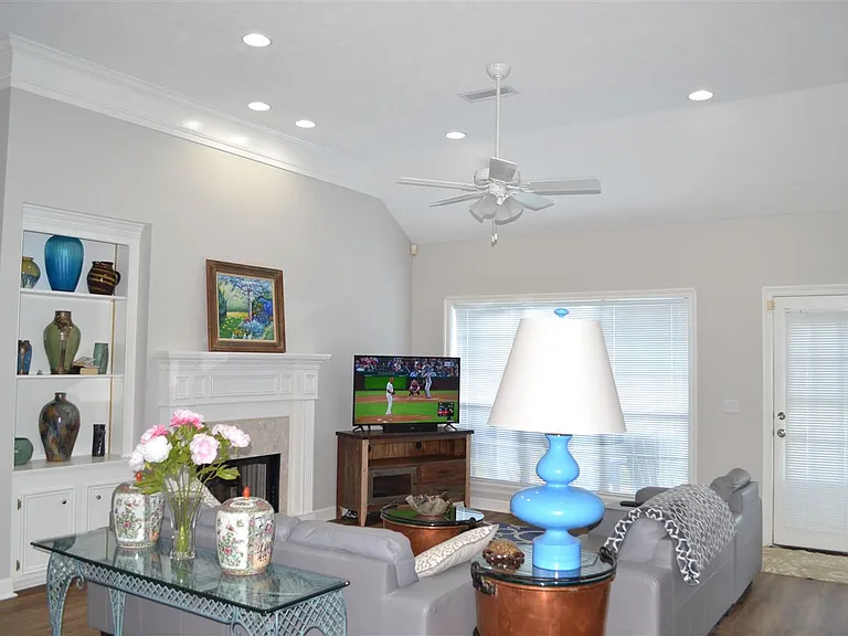 109 Stratford Dr — Photo 2